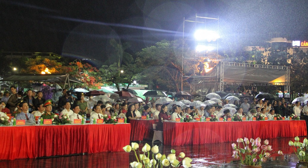 Các đại biểu Trung ương, các tỉnh, thành và nhân dân tham dự Lễ khai mạc Lễ hội làng Sen năm 2023.