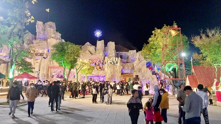 Hang đá năm nay dài 75m, cao 25m, được thi công bởi những đôi tay khéo léo trong thời gian 1 tháng rưỡi, từ những nguyên liệu quen thuộc như: tre, nứa, bao bì,…