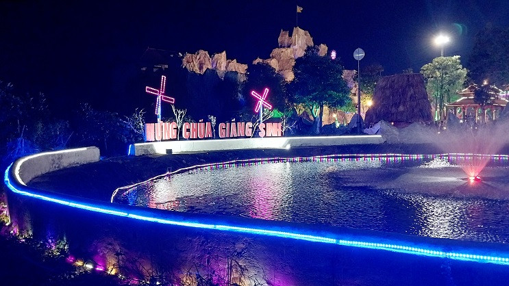 Ngay cạnh hang đá là hồ Giáng sinh, với hệ thống giàn phun nước và đèn trang trí đa sắc màu lung linh, huyền ảo.