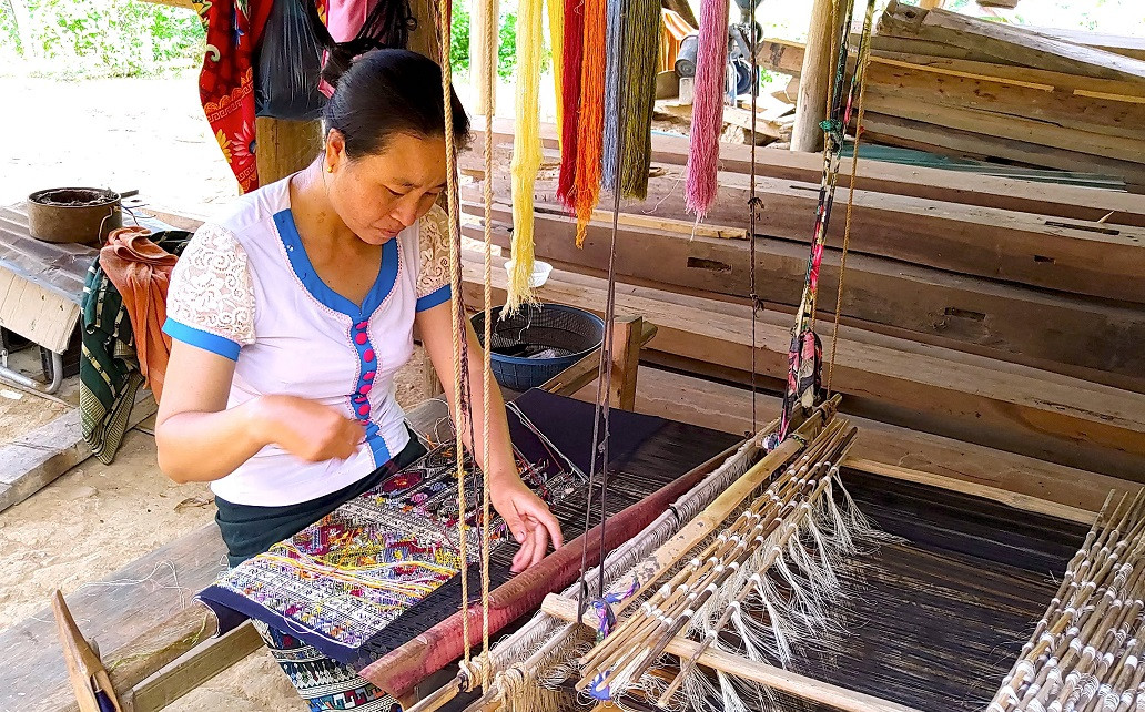 Tăng thu nhập cho đồng bào thông qua nghề dệt thổ cẩm.
