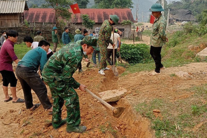 Thiếu tá Đặng Quốc Khánh tham gia cải tạo đường giao thông trong bản.