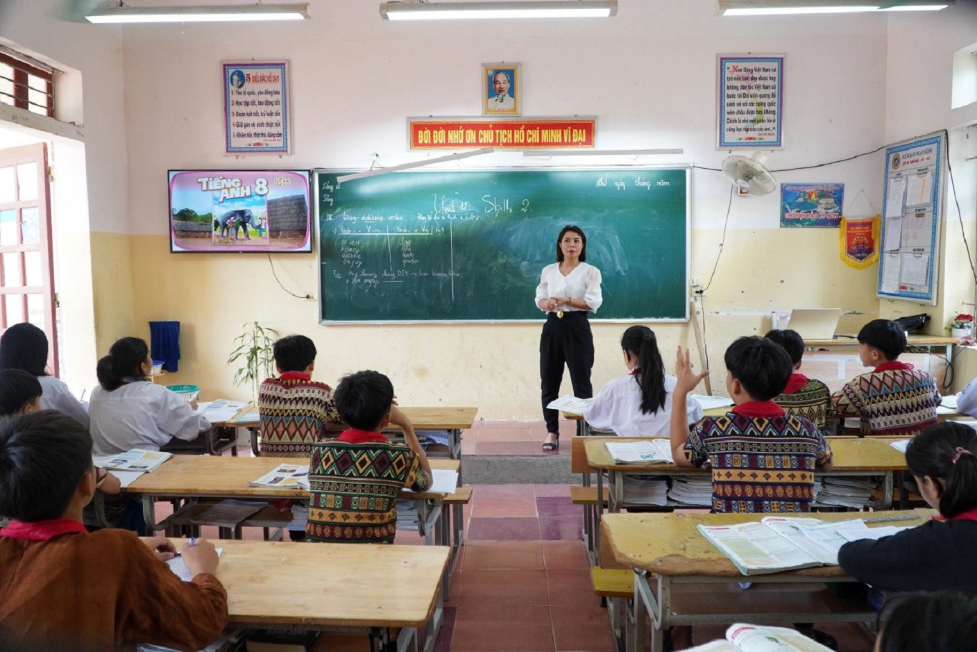 Cô trò Trường Phổ thông Dân tộc Nội trú THCS Tương Dương ôn luyện tiếng Anh.