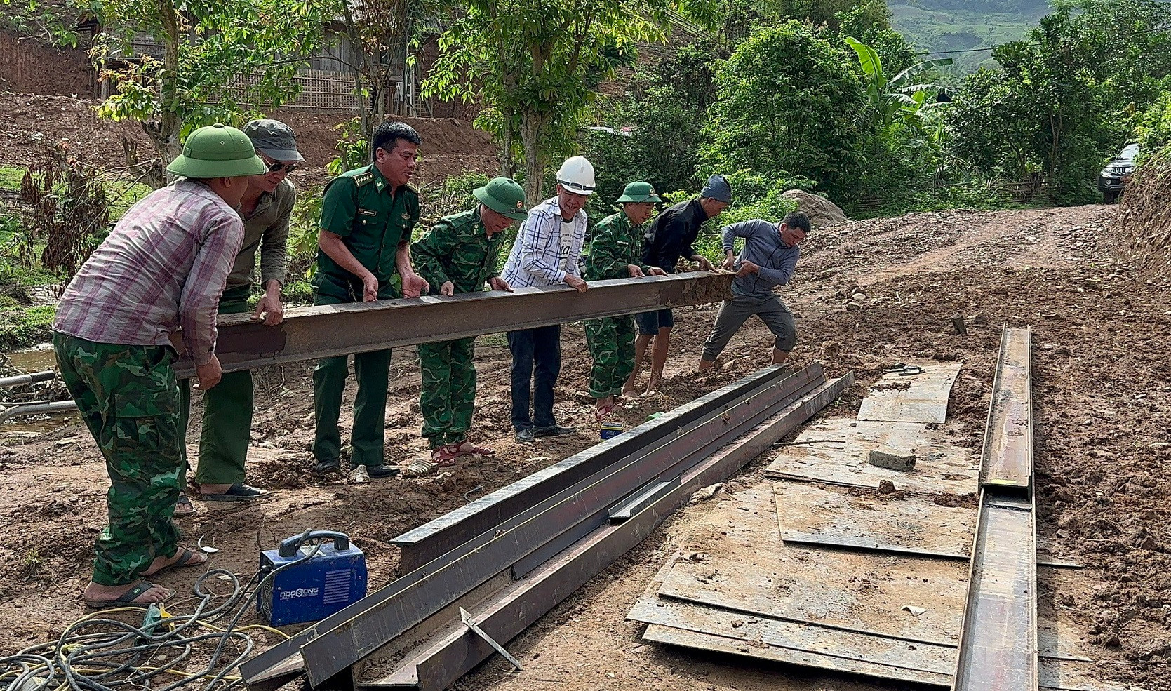 Đội thi công 0 đồng của Đồn Biên phòng Nhôn Mai thi công cầu qua khe Hỷ nhằm bảo đảm chất lượng, tiến độ và giảm chi phí.