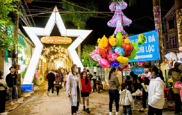 Rất đông người dân đổ về Giáo xứ Nghi Lộc để chụp ảnh, tham quan.