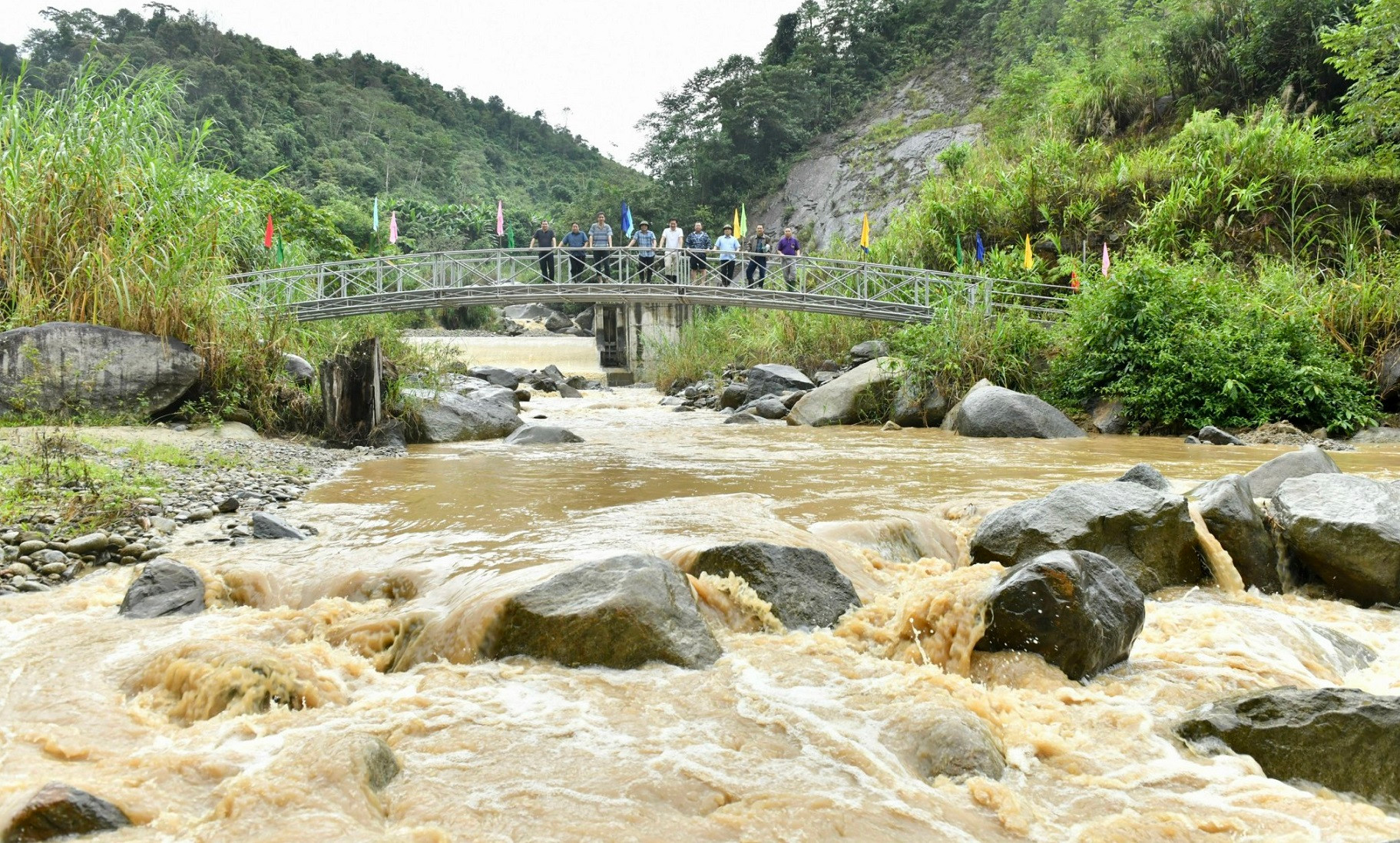 Cầu vào bản Huồi Thum, xã 135 Na Ngoi do các phóng viên Báo Nhân Dân kết nối với nhà hảo tâm thành phố Hồ Chí Minh tài trợ.