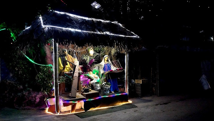 Trên đường vào nhà thờ Chính tòa Xã Đoài, cũng có nhiều hang đá nhỏ.