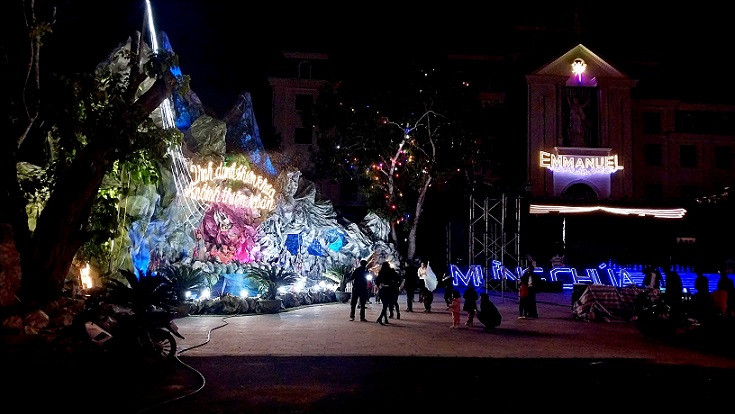 Hang đá được xây dựng kỳ công trong khuôn viên thánh đường.