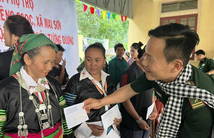 Vận động, kết nối nhà hảo tâm tặng quà cho người nghèo Piêng Coọc.