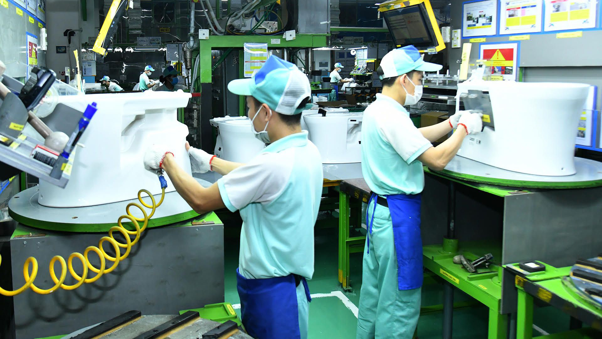 Lao động tại Công ty TNHH Toto Việt Nam, khu công nghiệp Bắc Thăng Long, Hà Nội. (Ảnh: Duy Linh)