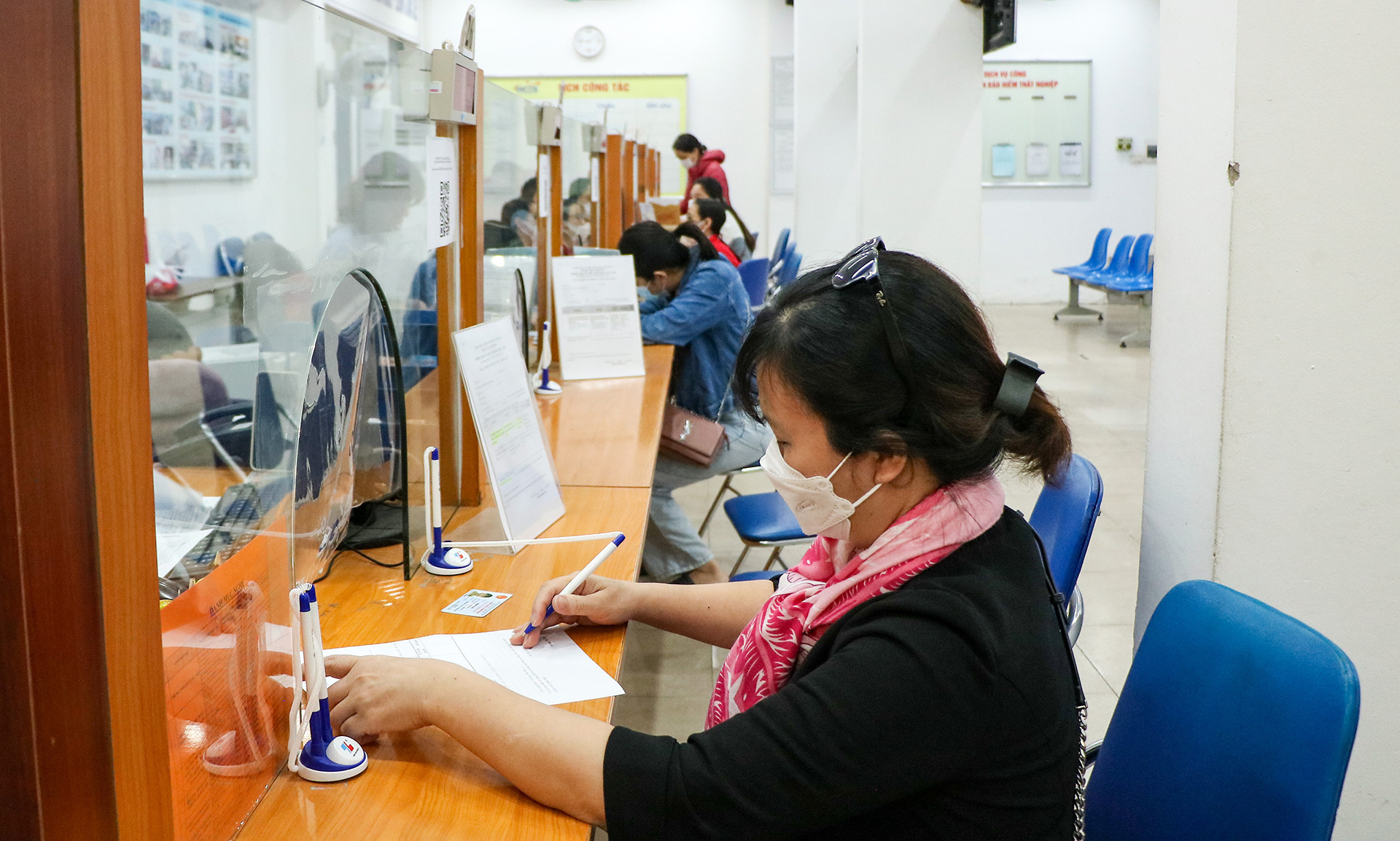 Người lao động thực hiện thủ tục hành chính tại Trung tâm Dịch vụ việc làm Hà Nội. (Ảnh: Nhật Quang)