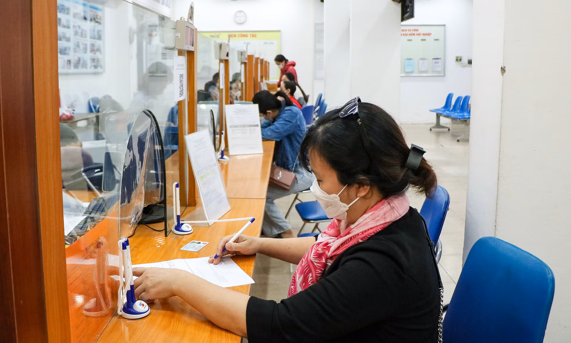 Người lao động thực hiện thủ tục hành chính tại Trung tâm Dịch vụ việc làm Hà Nội. (Ảnh: Nhật Quang)
