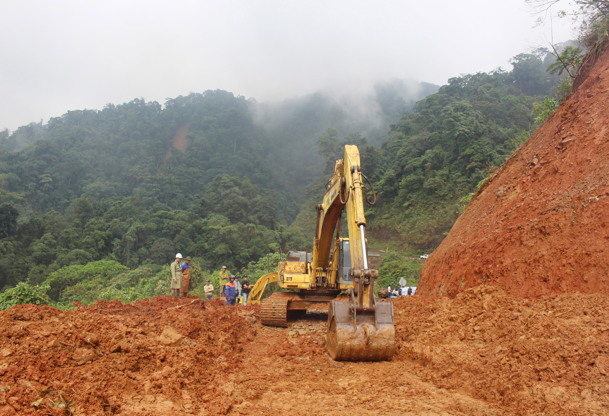 Thi công khắc phục điểm sạt lở núi do mưa lũ cuối tháng 10/2020 làm gián đoạn giao thông đường Hồ Chí Minh nhánh tây, đoạn qua xã Hướng Lập. Đây là những điểm được cảnh báo có nguy cơ sạt lở vào năm 2024.