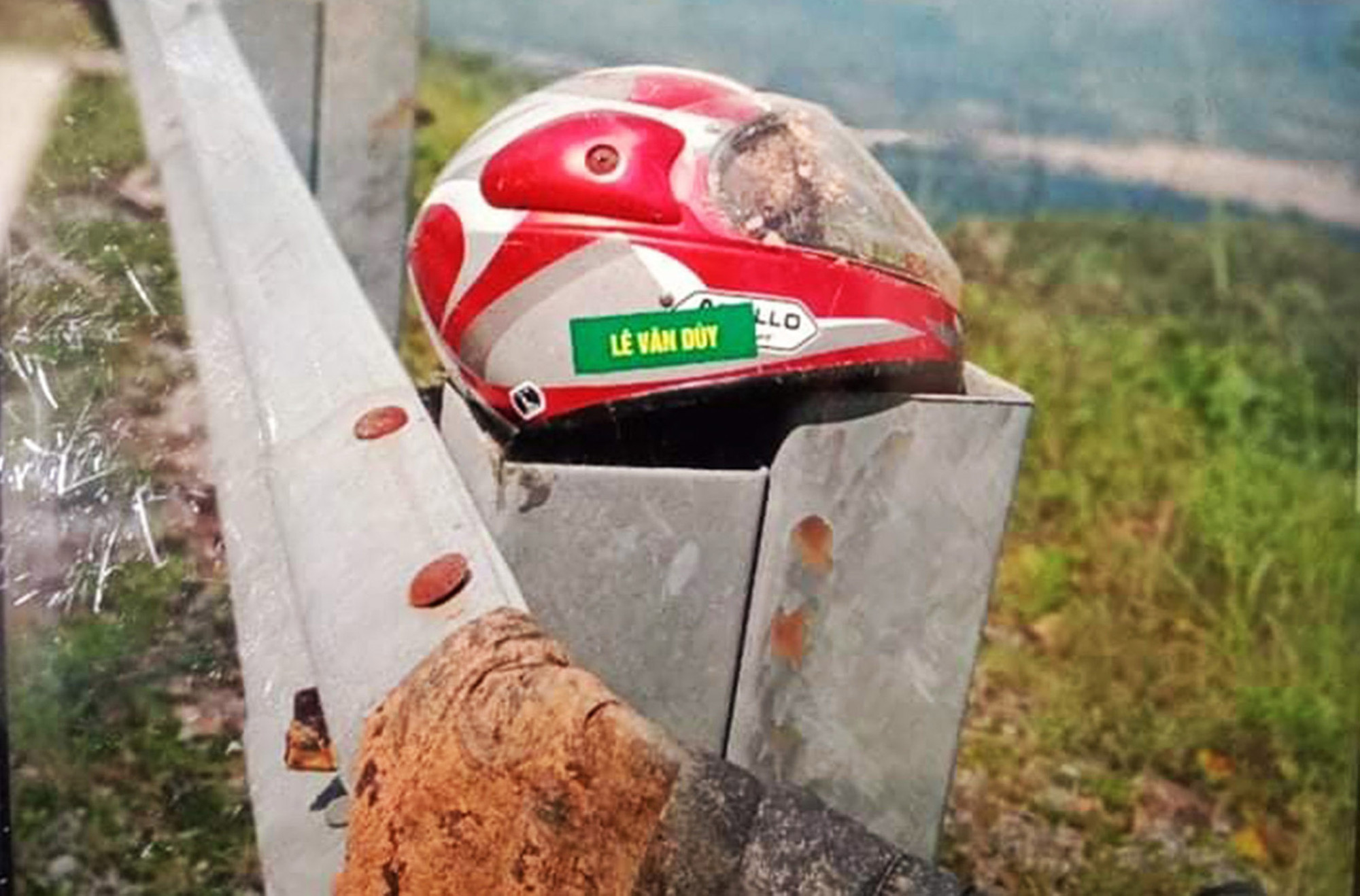 Chiếc mũ của anh Lê Văn Dùy được gắn vào hộ lan bên đường Hồ Chí Minh để nhắc nhở mọi người điểm sạt lở núi nguy hiểm ở xã Hướng Việt.