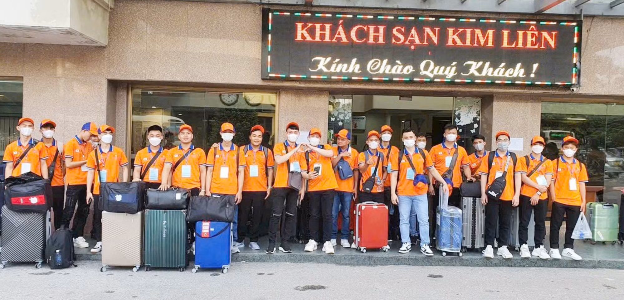 Người lao động Quảng Trị trước khi bay đi nước ngoài làm việc.