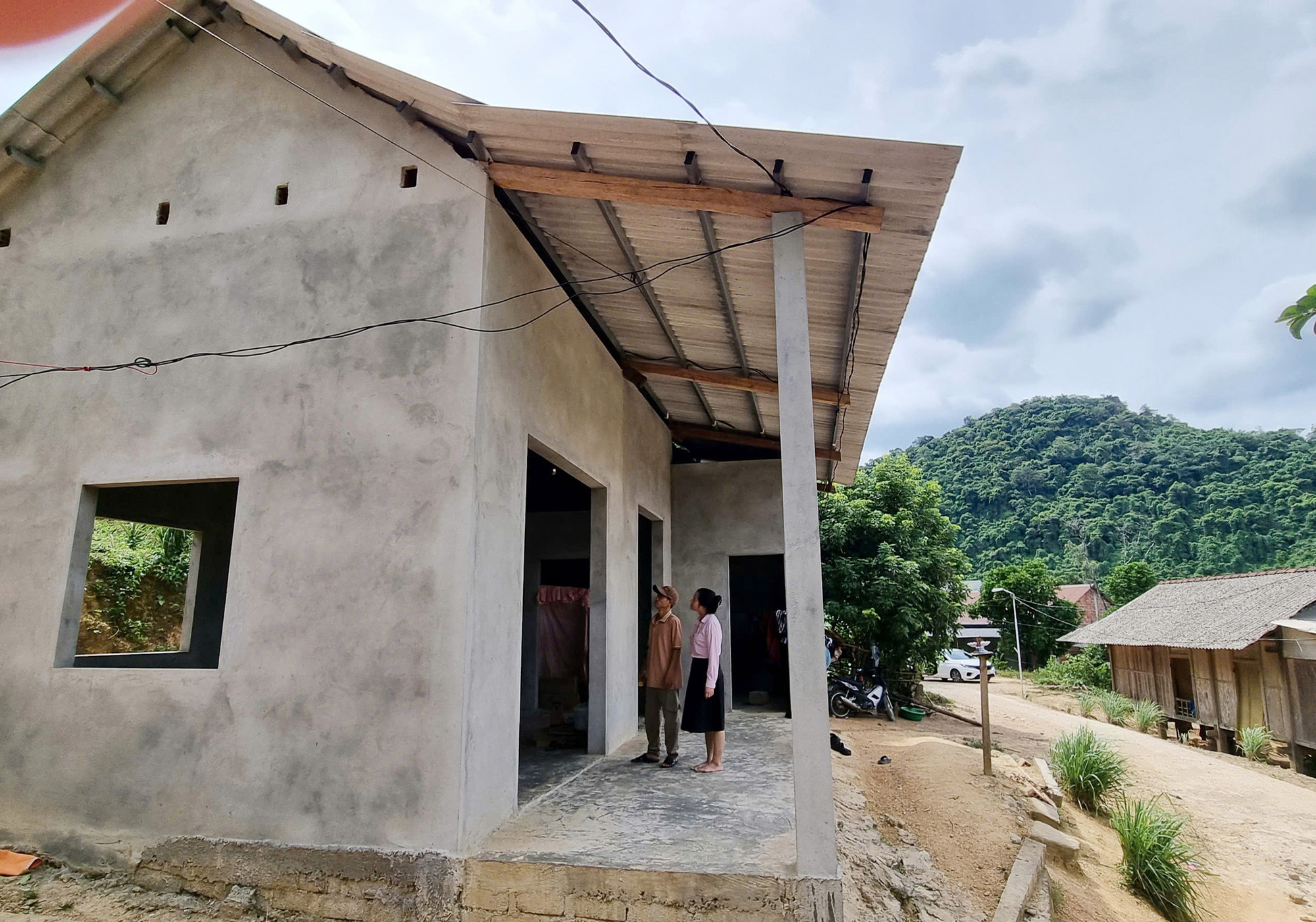 Chị Hồ Thị Năm ở thôn Klu, xã Đakrông, huyện Đakrông được vay tiền dựng nhà mới.