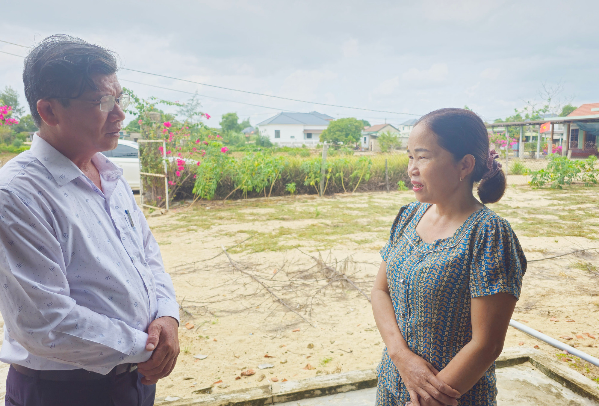 Lãnh đạo chính quyền địa phương ở huyện Gio Linh ( bên trái) động viên, thăm hỏi các gia đình có con em đi làm việc ở nước ngoài. Lãnh đạo chính quyền địa phương ở huyện Gio Linh ( bên trái) động viên, thăm hỏi các gia đình có con em đi làm việc ở nước ngoài.