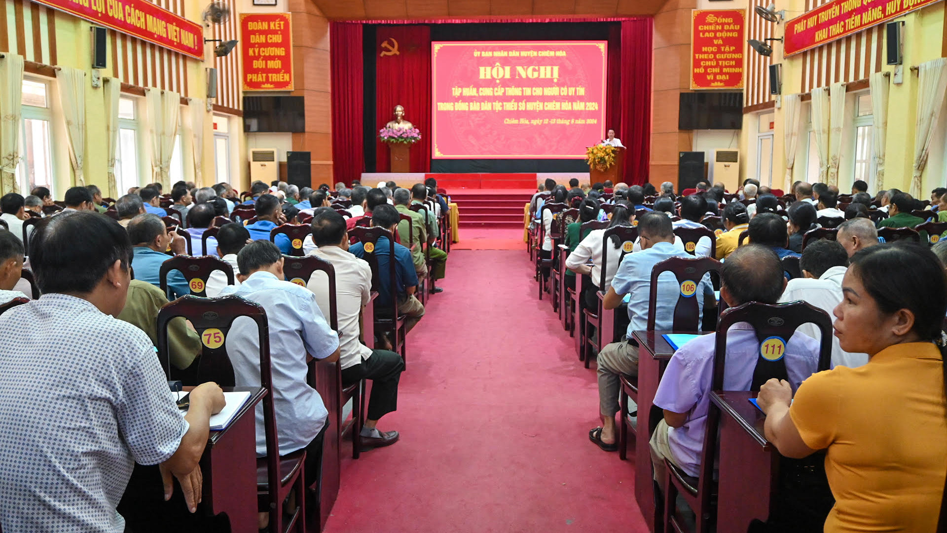 Hội nghị tập huấn, cung cấp thông tin cho người có uy tín trong đồng bào dân tộc thiểu số huyện Chiêm Hóa, tỉnh Tuyên Quang. (Ảnh Ngọc Hiển)