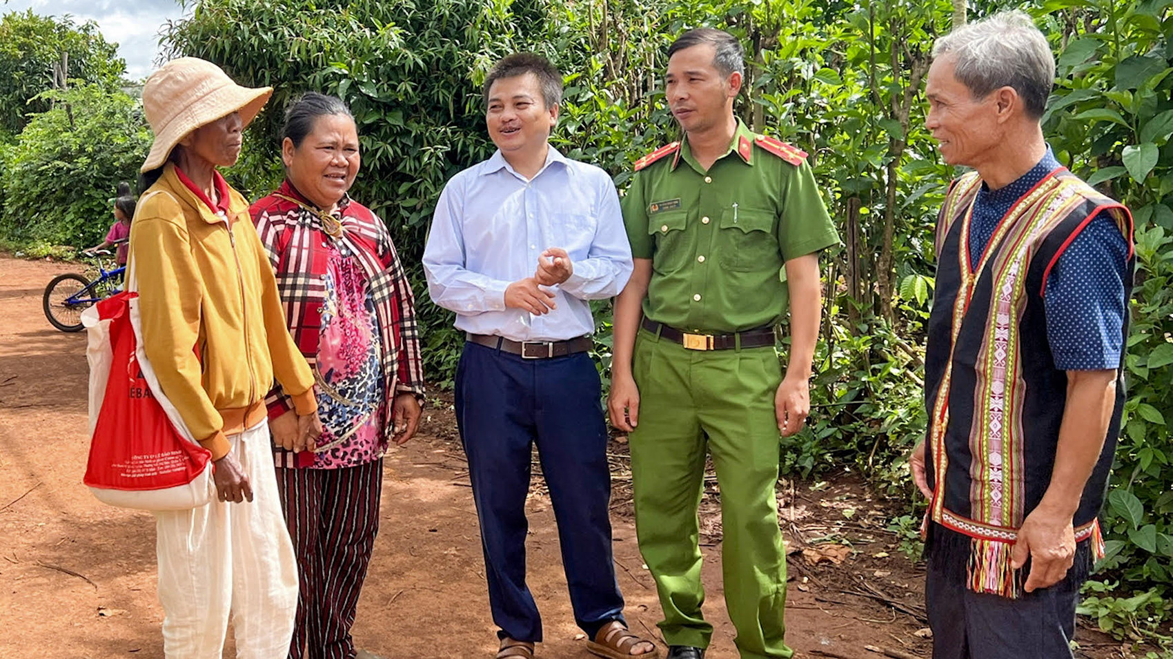 Người có uy tín Nay Ky (ngoài cùng bên phải) ở xã Ia Roông (huyện Chư Pưh, tỉnh Gia Lai) vận động bà con đồng bào dân tộc thiểu số không vượt biên trái pháp luật, gìn giữ an ninh thôn làng. (Ảnh Gia Hân)