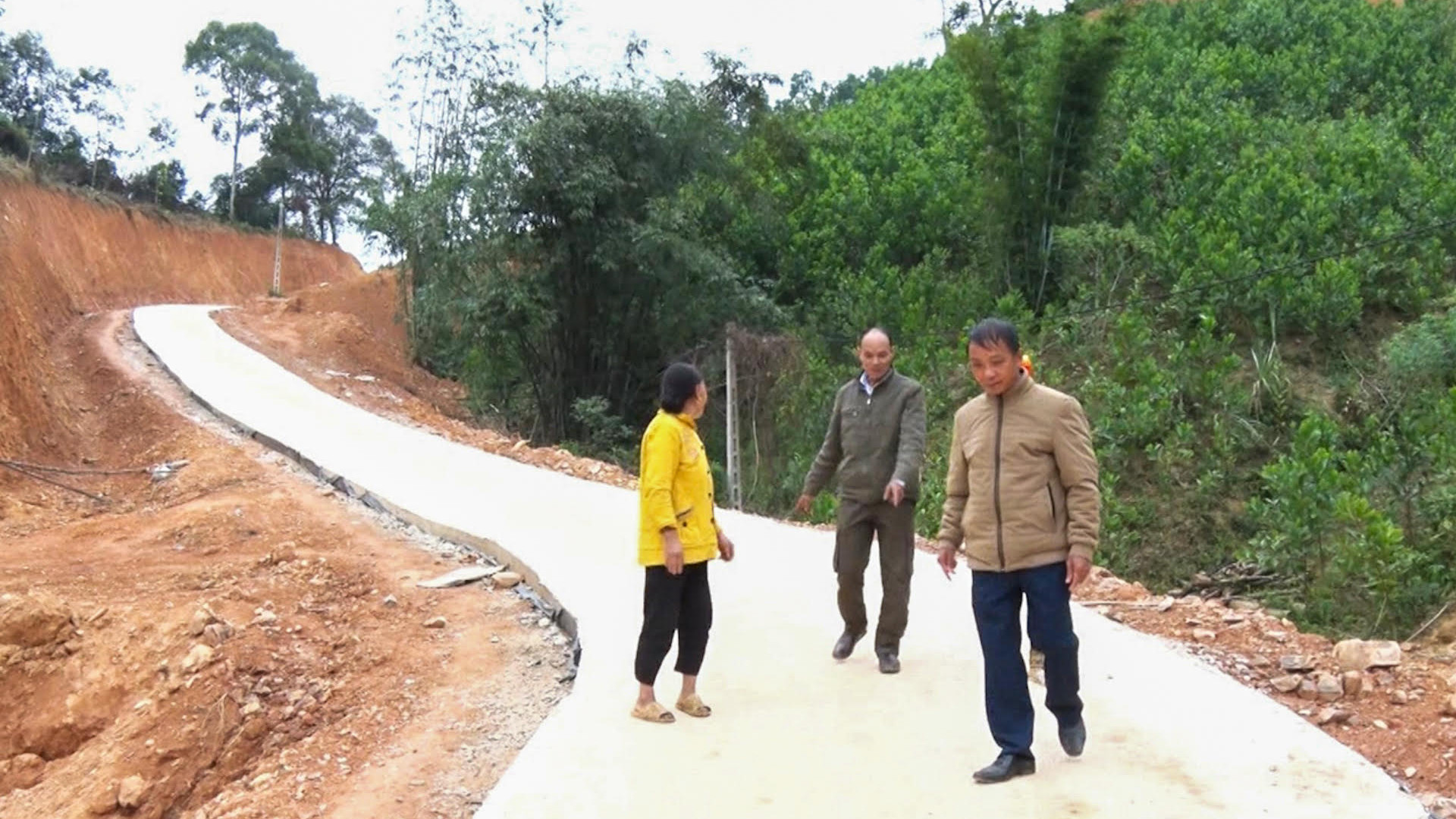 Người có uy tín trên địa bàn huyện Bắc Sơn, tỉnh Lạng Sơn vận động bà con hiến đất làm đường giao thông nông thôn. (Ảnh Văn Huy)