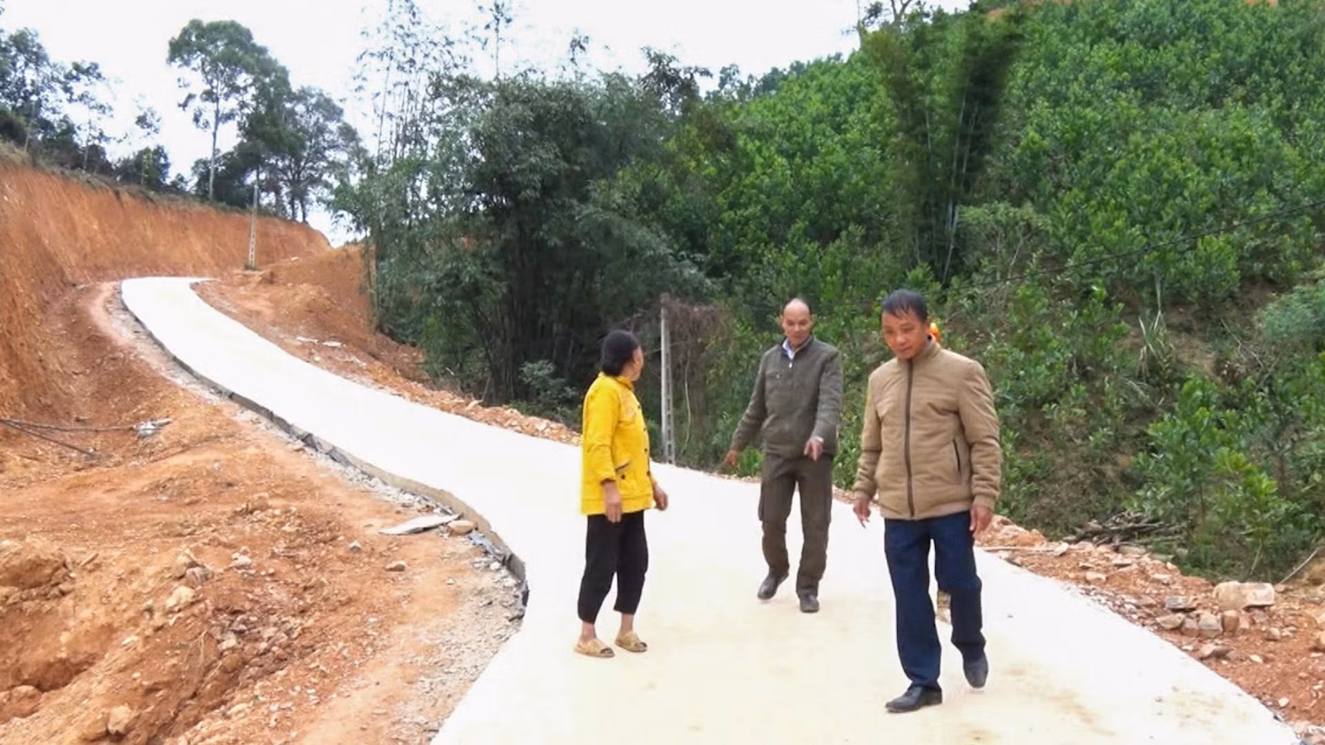 Người có uy tín trên địa bàn huyện Bắc Sơn, tỉnh Lạng Sơn vận động bà con hiến đất làm đường giao thông nông thôn. (Ảnh Văn Huy)