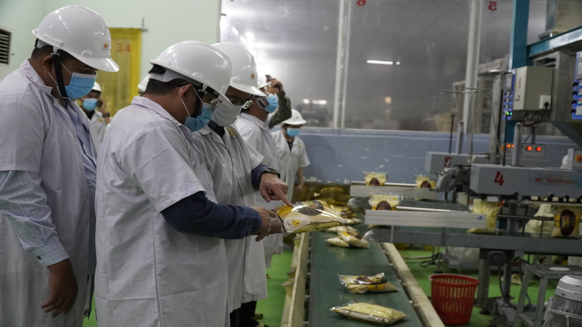 Kiểm tra mẫu gạo xuất khẩu tại nhà máy chế biến gạo Thoại Sơn (Công ty CP Tập đoàn Lộc Trời).