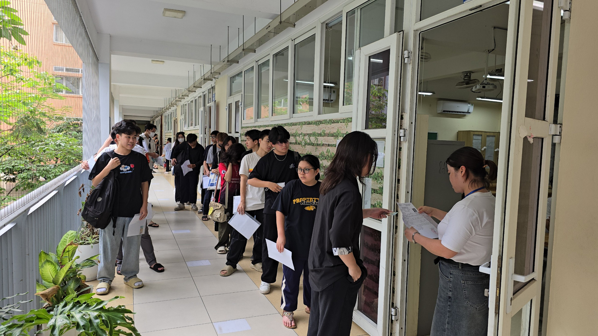 Các thí sinh tại điểm thi THPT Phan Chu Trinh chuẩn bị bước vào phòng nghe phổ biến quy chế thi. Ảnh: Trung Hiếu