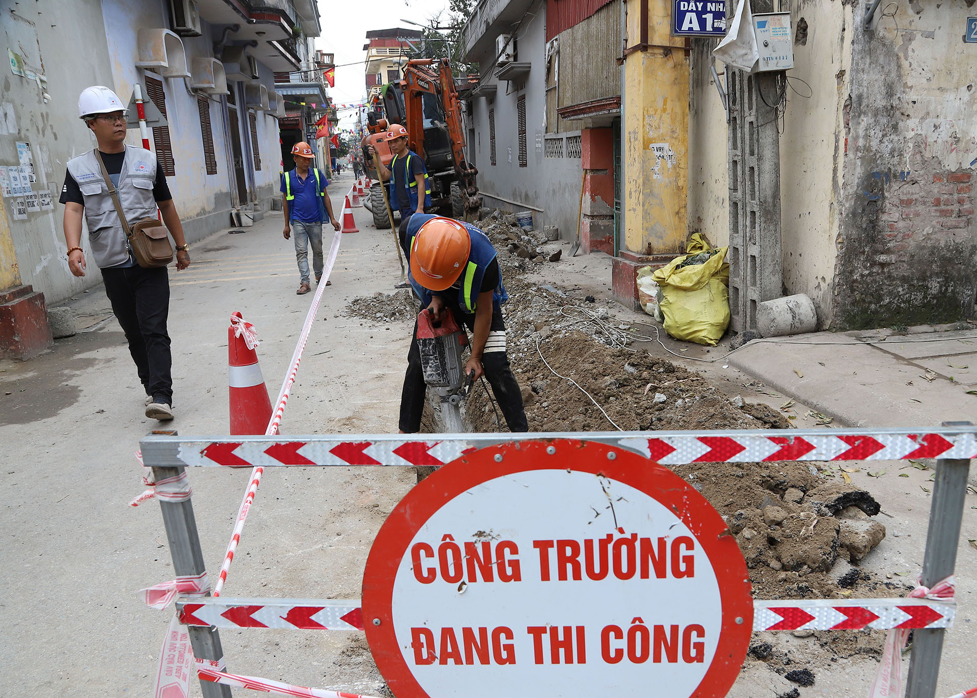 Công nhân đang thi công đào đường dẫn nước tới các hộ dân. Công nhân đang thi công đào đường dẫn nước tới các hộ dân.