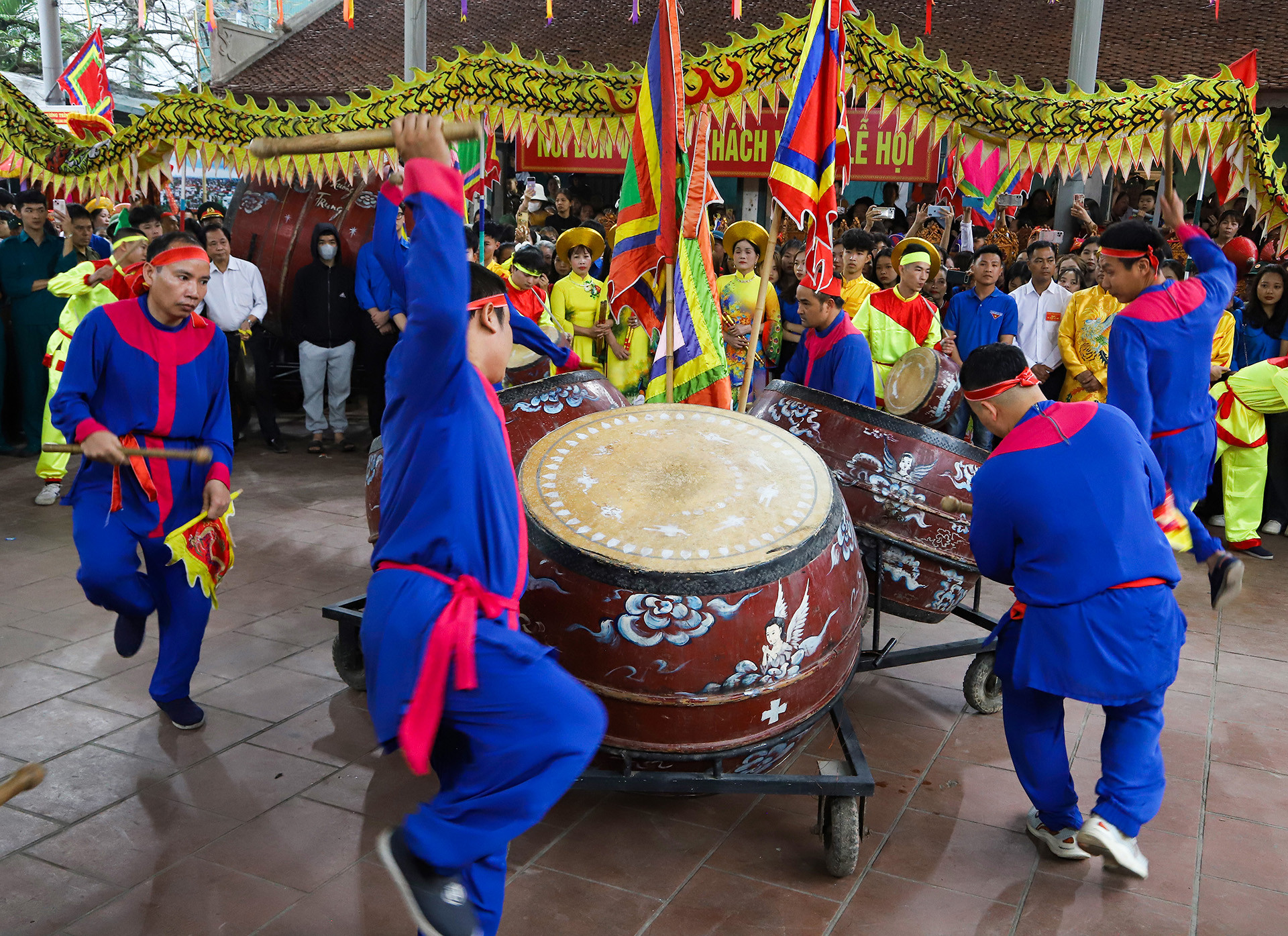 Tưng bừng màn trống hội.