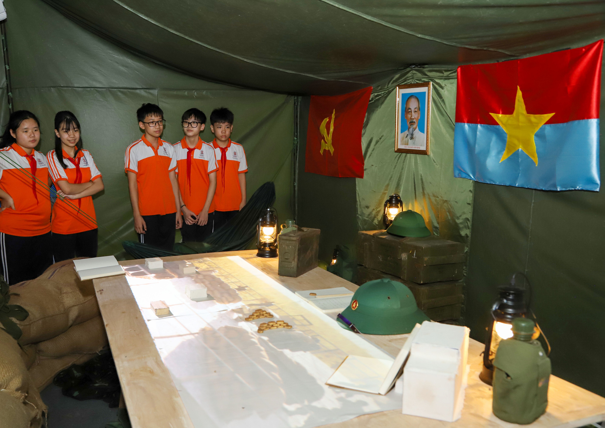 Các em học sinh tham quan mô hình lều dã chiến. Các em học sinh tham quan mô hình lều dã chiến.