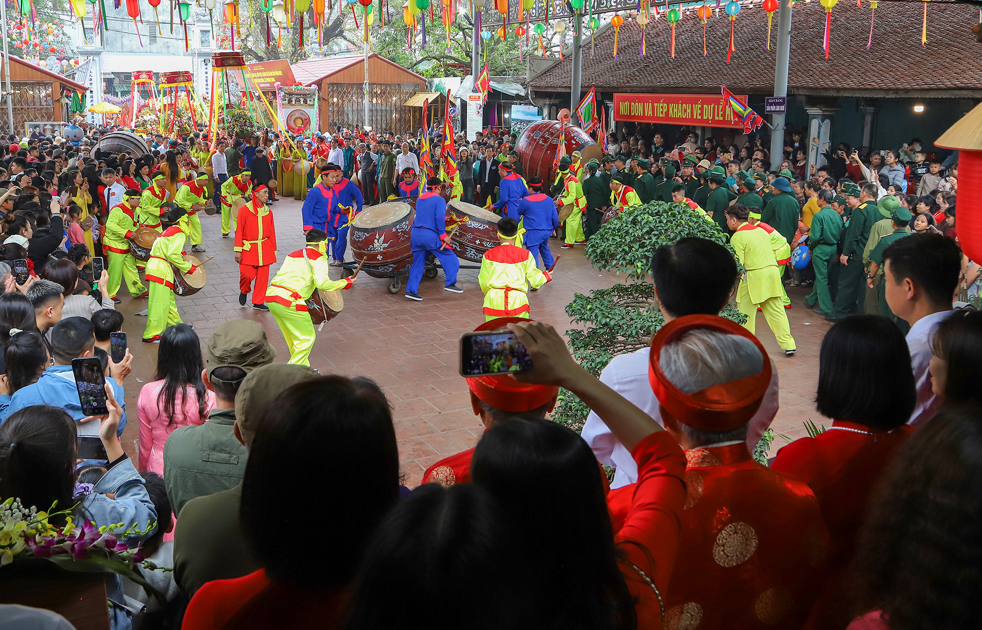 Du khách và người dân địa phương thưởng thức màn trống hội.