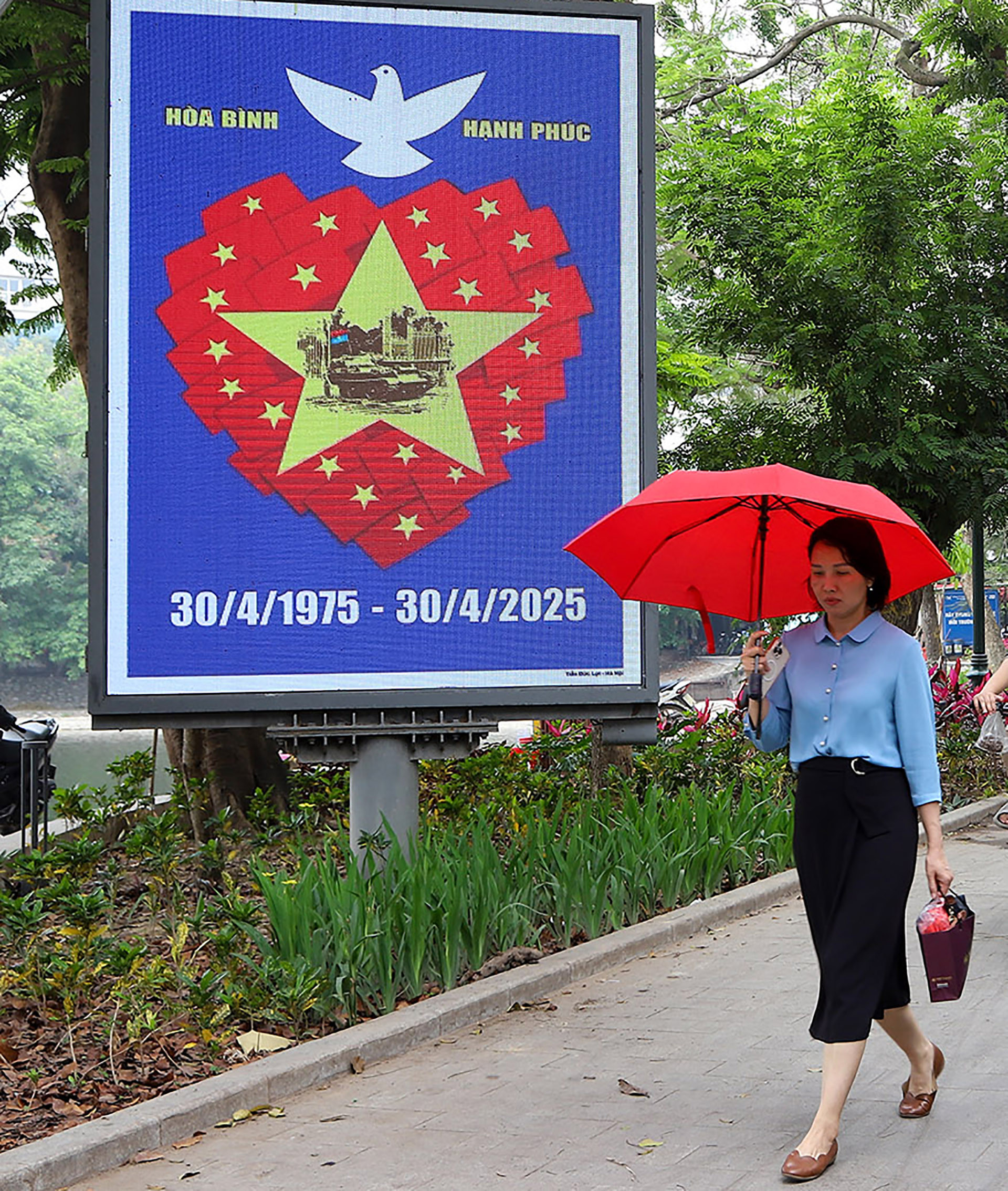 Bảng điện tử trên phố đi bộ đường Nguyễn Du được trang trí khẩu hiệu chào mừng ngày đại lễ. Bảng điện tử trên phố đi bộ đường Nguyễn Du được trang trí khẩu hiệu chào mừng ngày đại lễ.