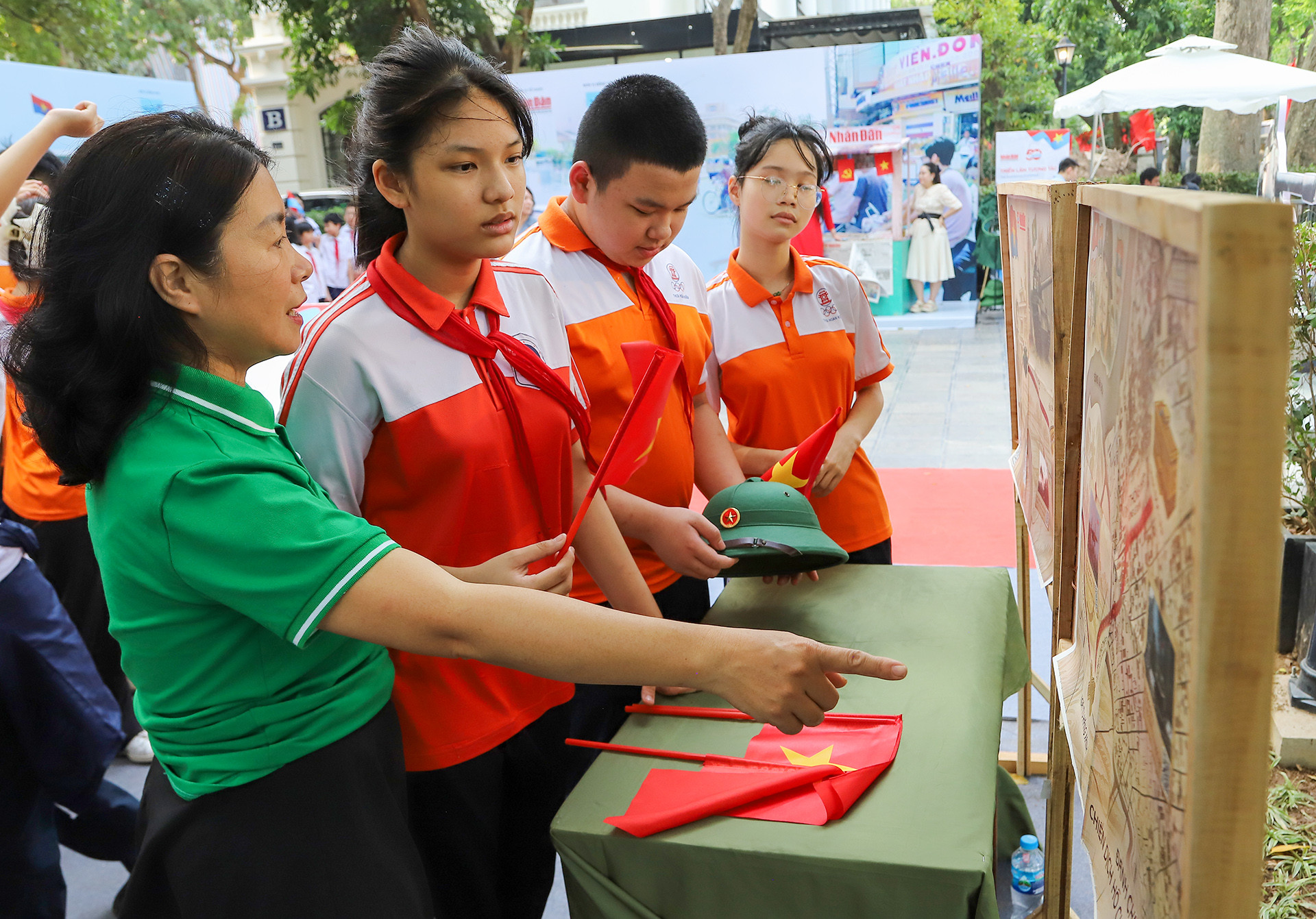 Giáo viên giảng cho các em hiểu thêm về những dấu mốc lịch sử của dân tộc. Giáo viên giảng cho các em hiểu thêm về những dấu mốc lịch sử của dân tộc.