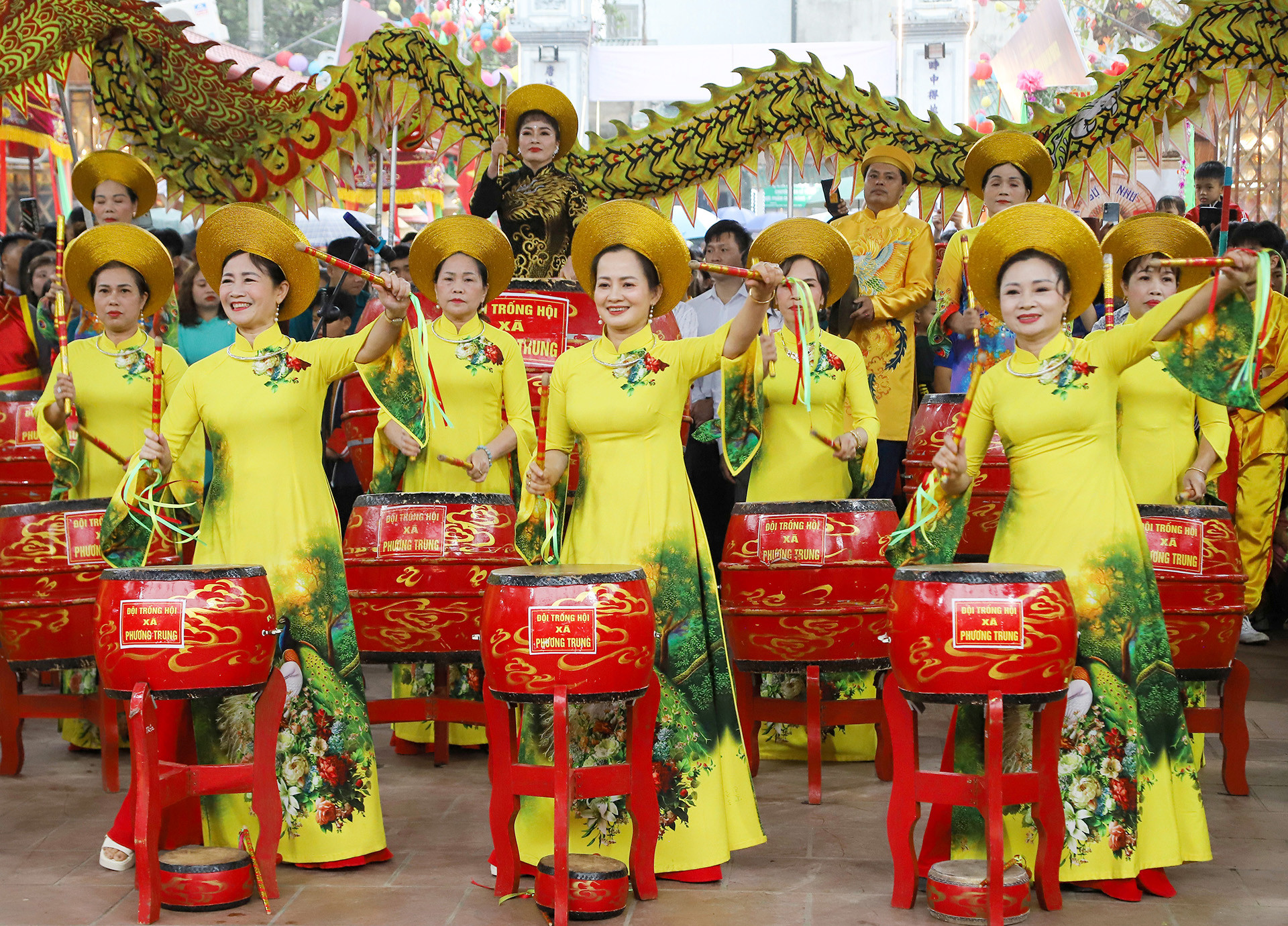 Sân Đình cũng là nơi đội trống Câu lạc bộ dân vũ làng Chuông biểu diễn.