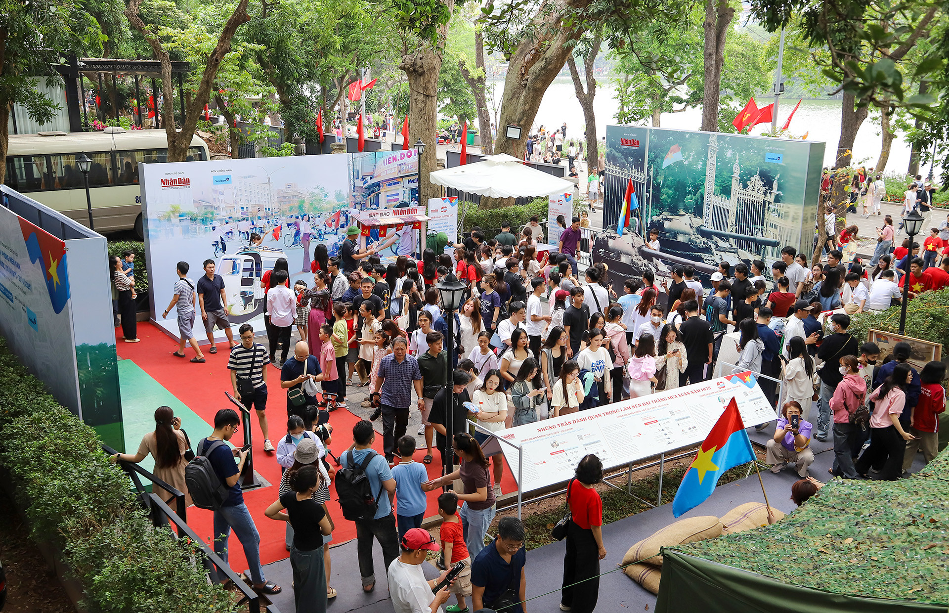 Quang cảnh người dân và du khách tham quan Triển lãm tương tác tại trụ sở Báo Nhân Dân. Quang cảnh người dân và du khách tham quan Triển lãm tương tác tại trụ sở Báo Nhân Dân.