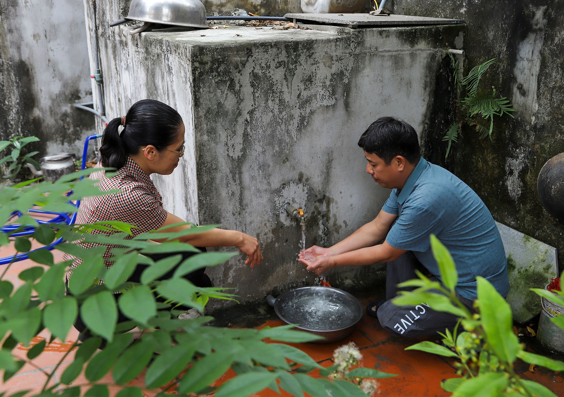 Gia đình anh Trung ở xã Nhị Khê, huyện Thường Tín đã có nước sạch sử dụng. Gia đình anh Trung ở xã Nhị Khê, huyện Thường Tín đã có nước sạch sử dụng.
