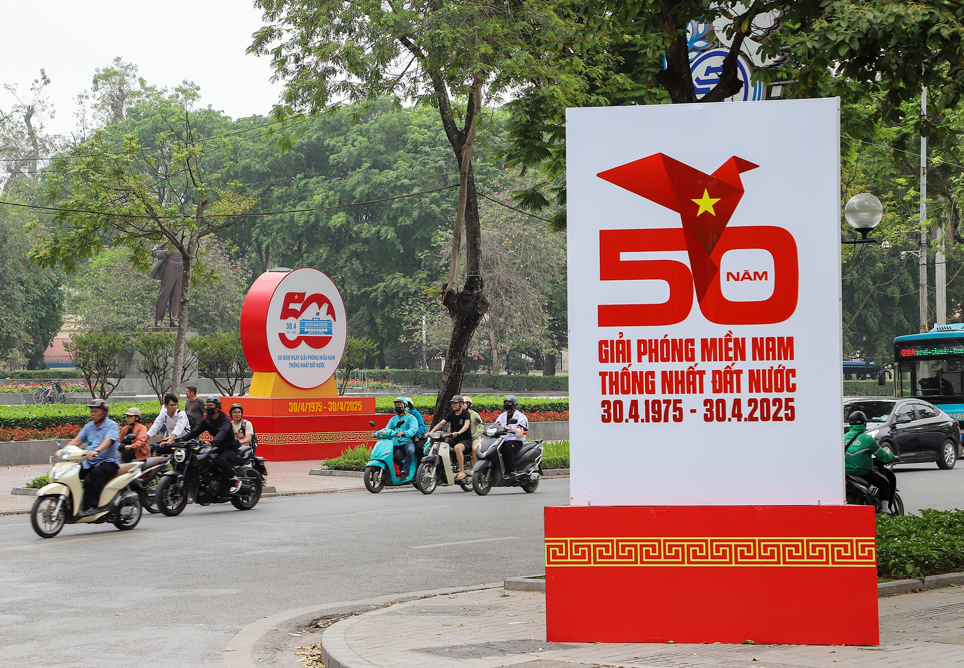 Hà Nội trang hoàng rực rỡ chào mừng kỷ niệm 50 năm Ngày thống nhất đất nước trên các tuyến phố. Hà Nội trang hoàng rực rỡ chào mừng kỷ niệm 50 năm Ngày thống nhất đất nước trên các tuyến phố.