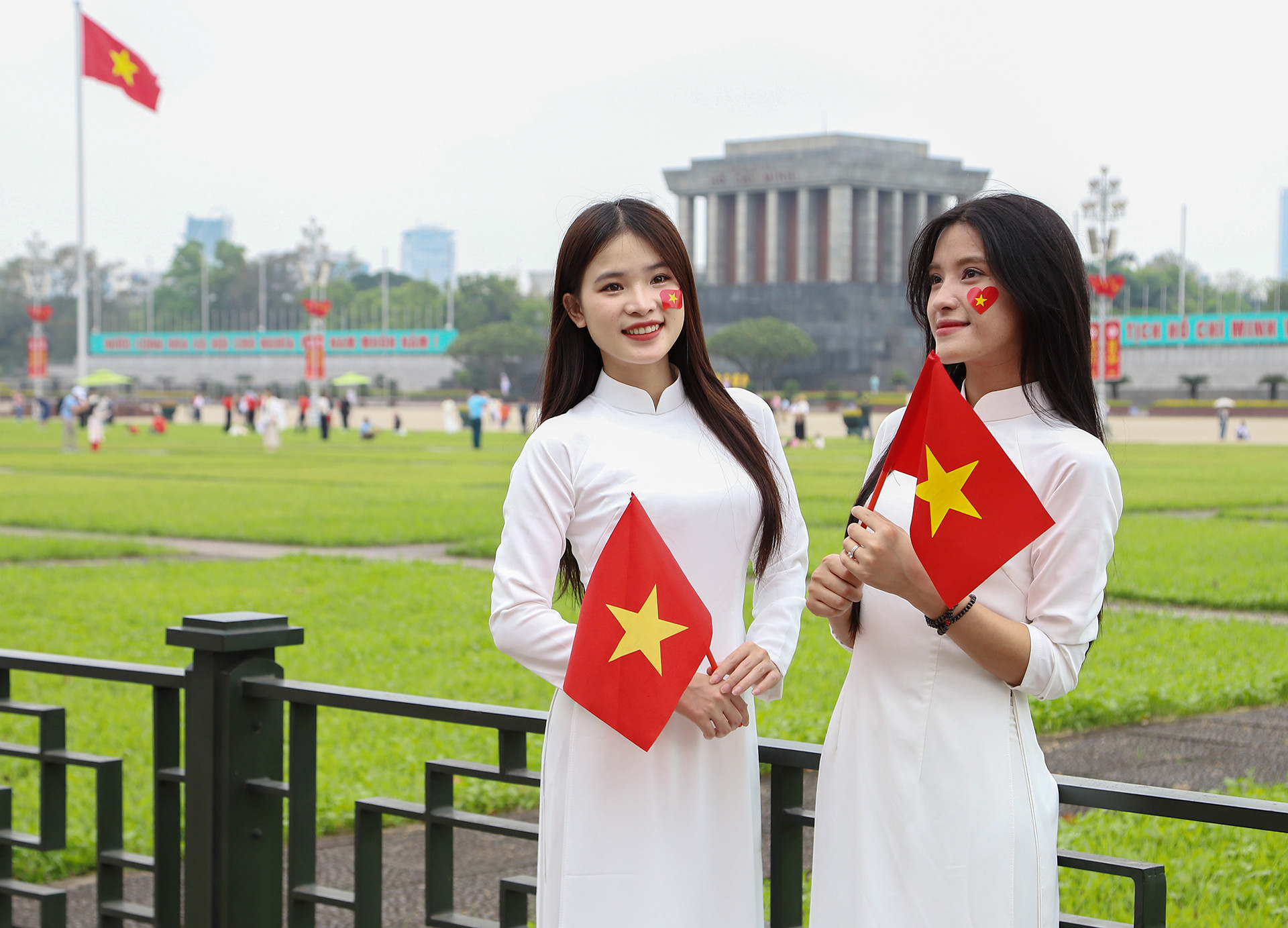 Các bạn trẻ hân hoan chào mừng ngày đại lễ của dân tộc. Các bạn trẻ hân hoan chào mừng ngày đại lễ của dân tộc.