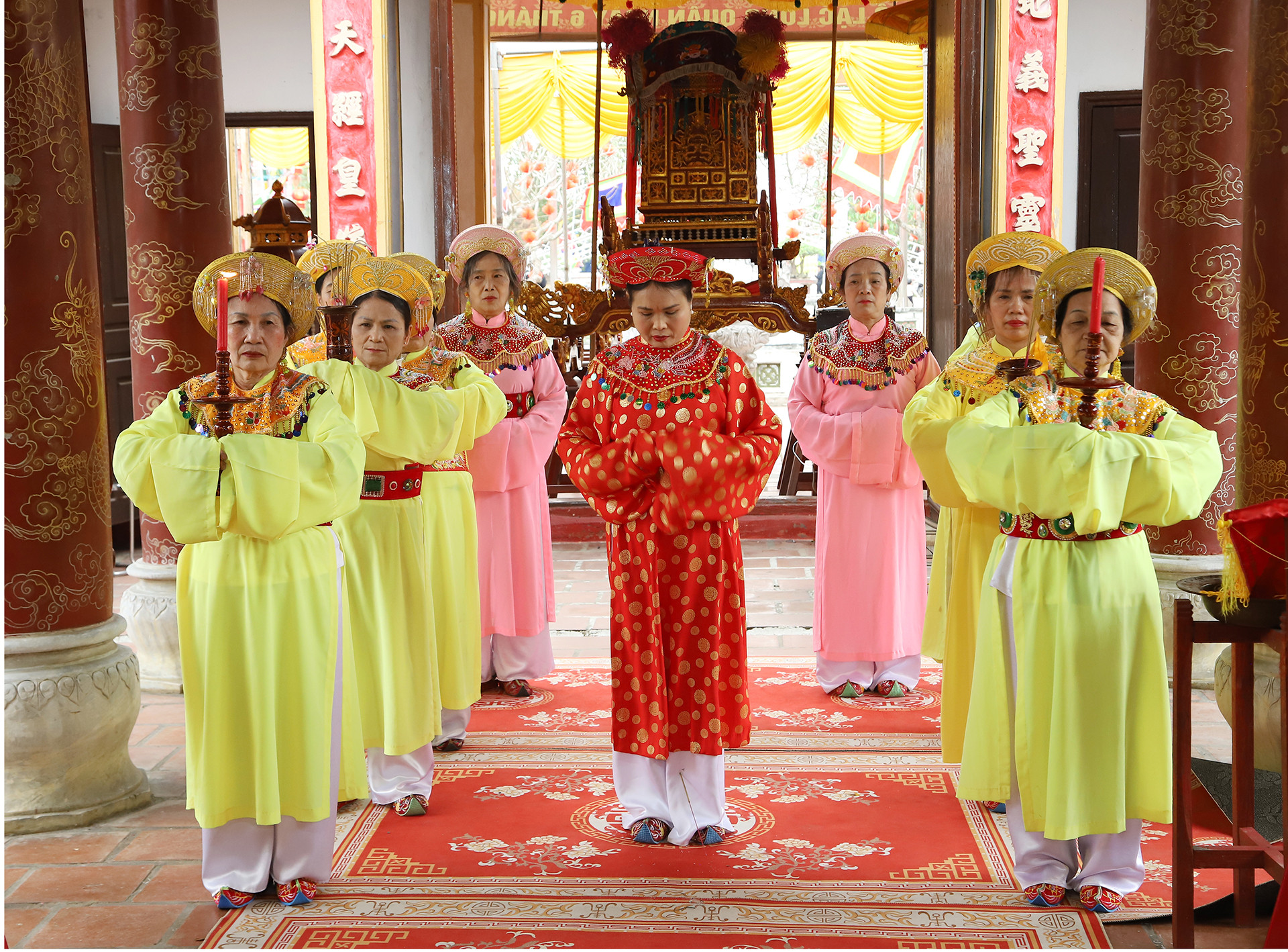 Trang trọng nghi thức tế lễ tại Đình Nội. Trang trọng nghi thức tế lễ tại Đình Nội.