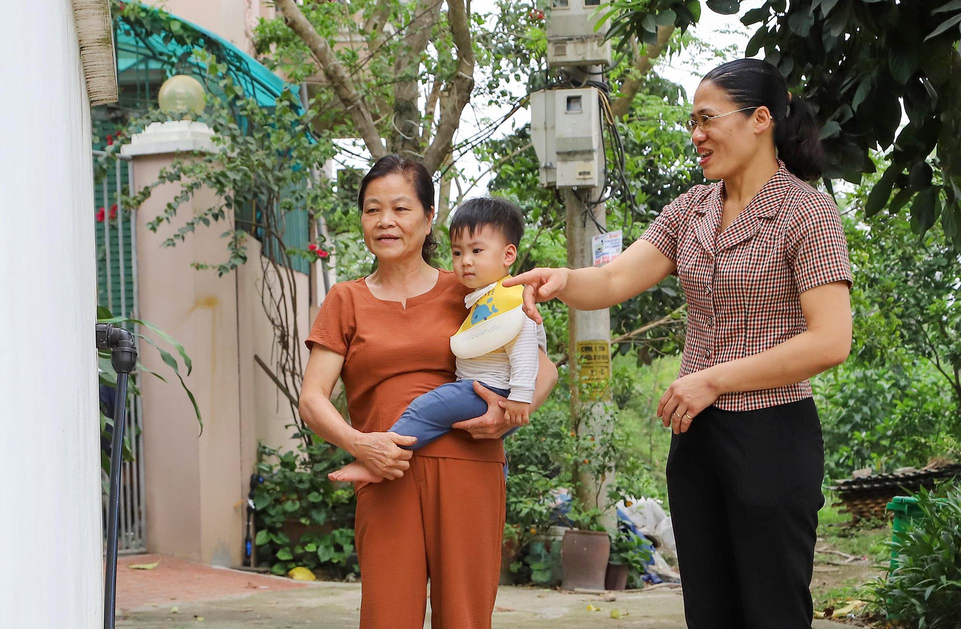 Người dân thôn Nhị Khê vui mừng khi nước sạch đã được lắp đặt đến cửa nhà mình. Người dân thôn Nhị Khê vui mừng khi nước sạch đã được lắp đặt đến cửa nhà mình.