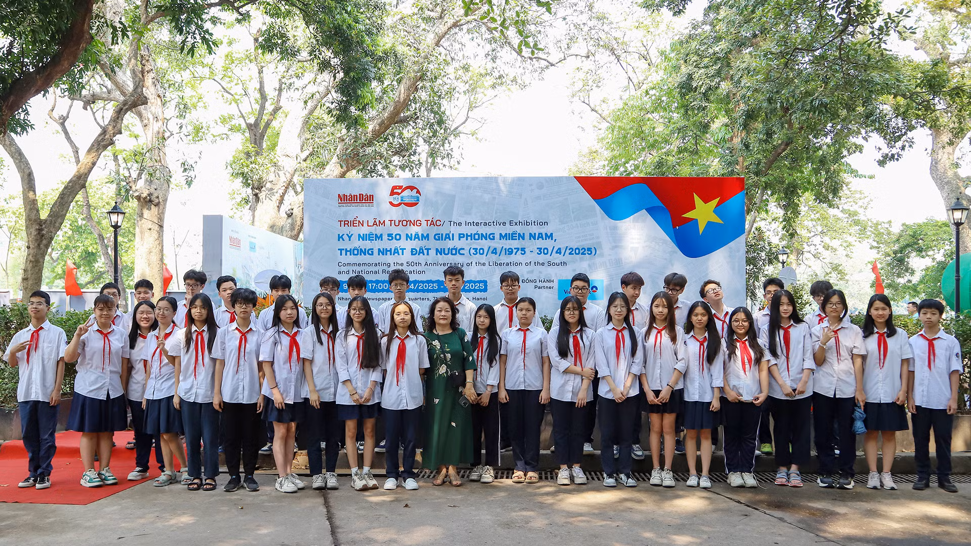 Cô và trò Trường THCS Hoàn Kiếm tại triển lãm tương tác.