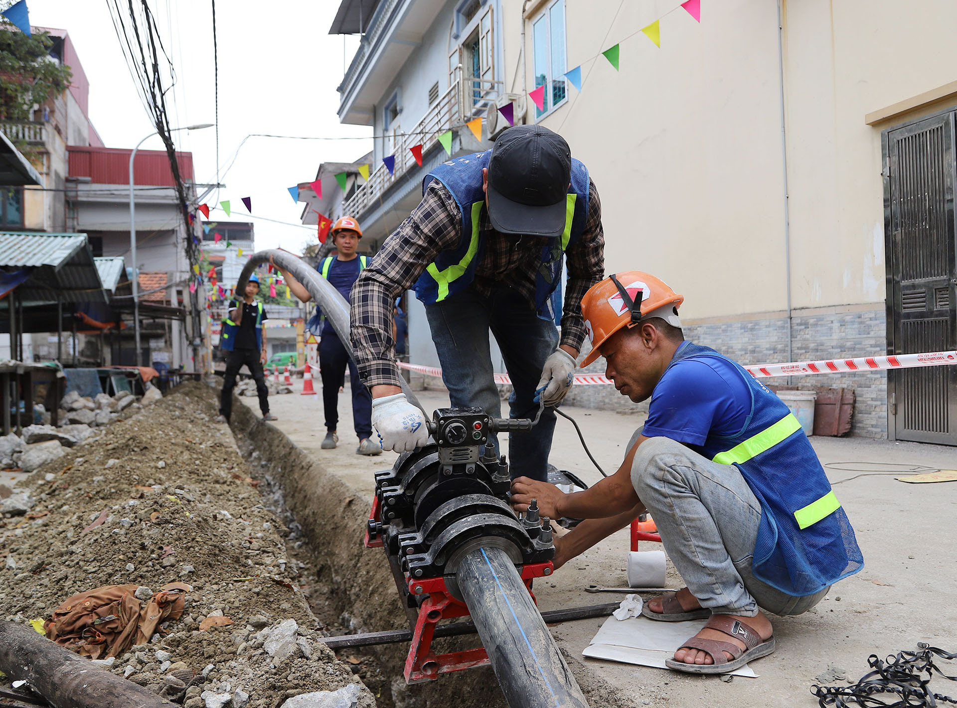 Đường ống dẫn nước được khẩn trương đấu nối và hoàn thiện. Đường ống dẫn nước được khẩn trương đấu nối và hoàn thiện.
