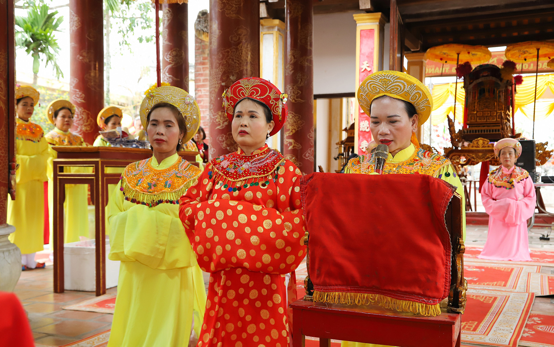 Chủ tế thực hiện nghi lễ báo công với Đức Quốc tổ Lạc Long Quân. Chủ tế thực hiện nghi lễ báo công với Đức Quốc tổ Lạc Long Quân.