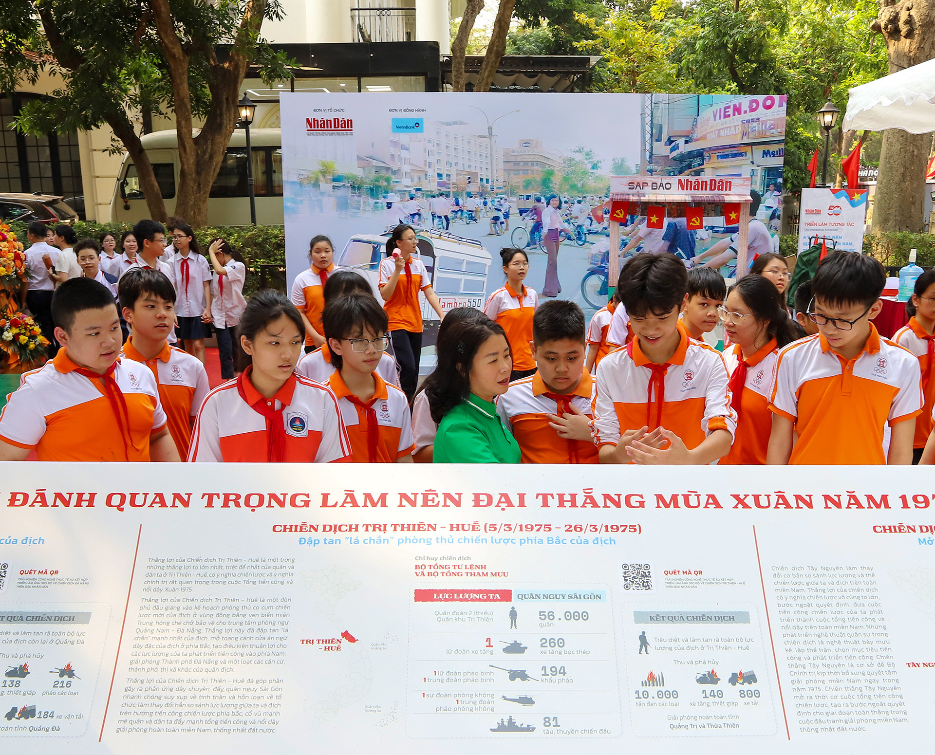 Giáo viên giới thiệu với các em về những trận đánh lịch sử của dân tộc. Giáo viên giới thiệu với các em về những trận đánh lịch sử của dân tộc.