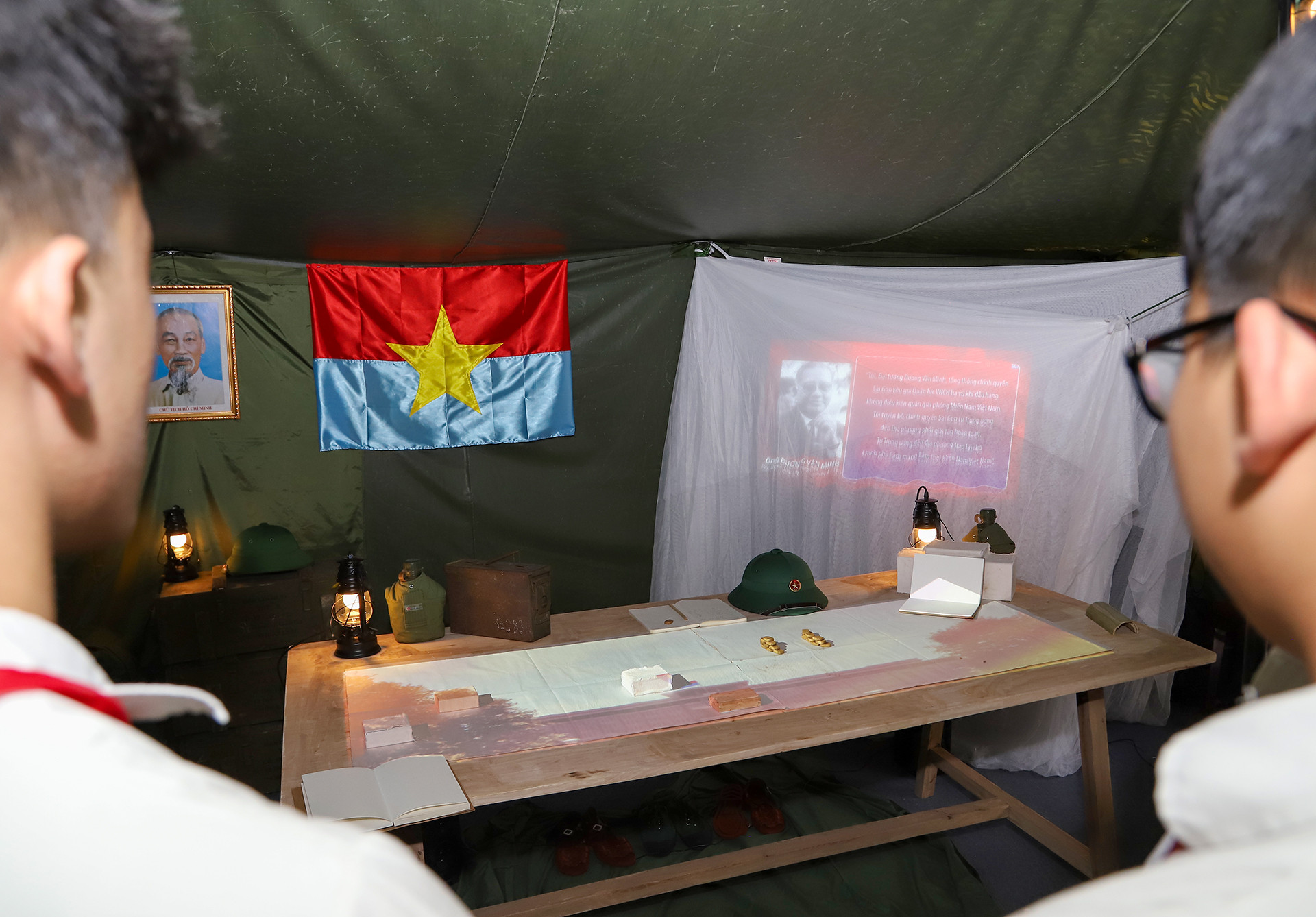 Trình chiếu 3D về những trận đánh quan trọng thu hút sự quan tâm của các em học sinh. Trình chiếu 3D về những trận đánh quan trọng thu hút sự quan tâm của các em học sinh.