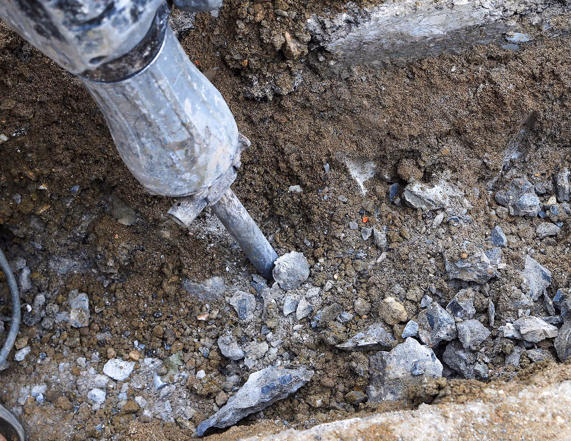 Dù nền đất khá cứng, nhưng cũng không ngăn được mục tiêu đưa nước đến với người dân.