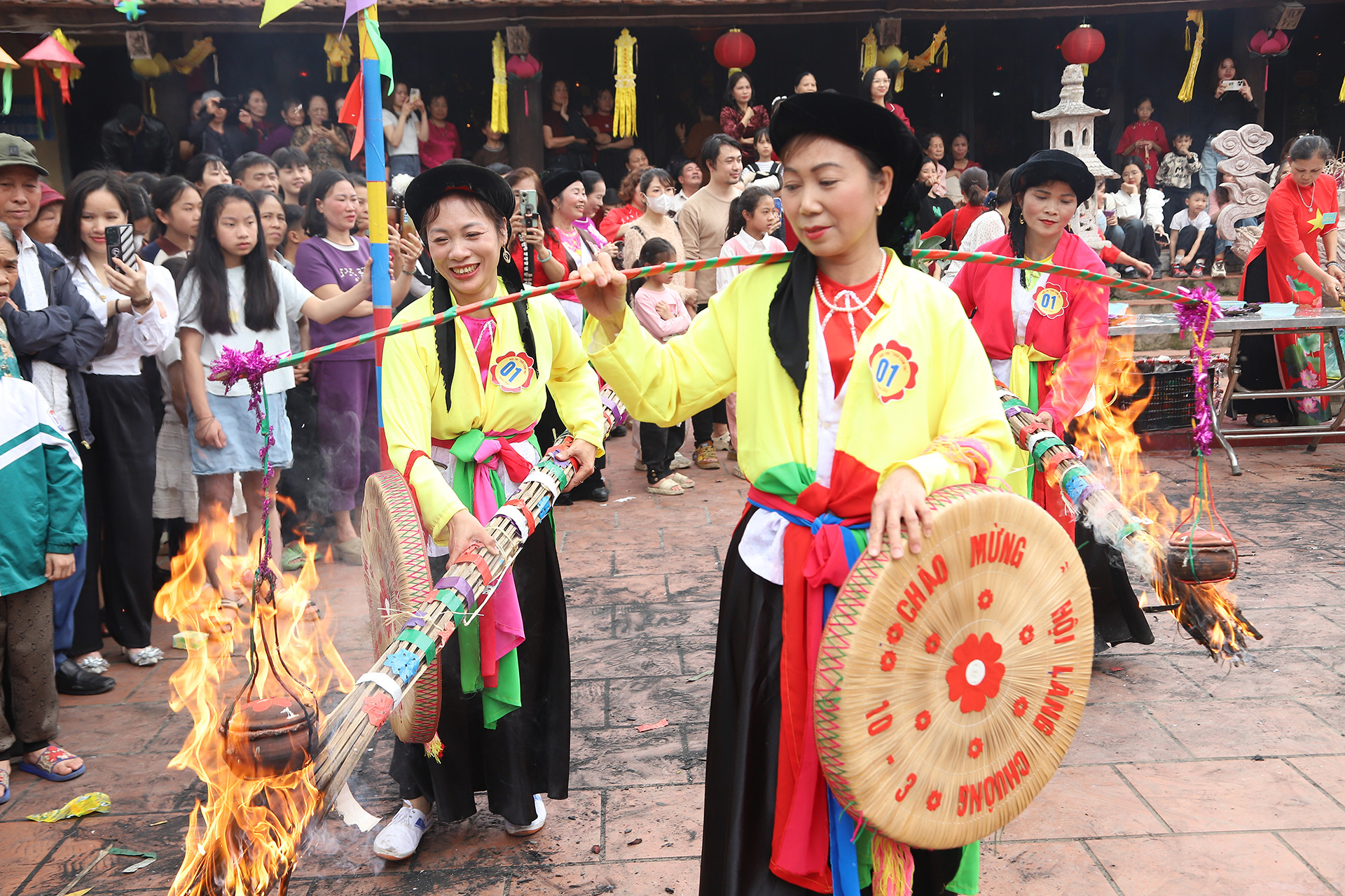 Cơm ngon hay không phụ thuộc rất nhiều vào 2 người đi sau, phải giữ cho ngọn lửa cháy đều khi di chuyển.