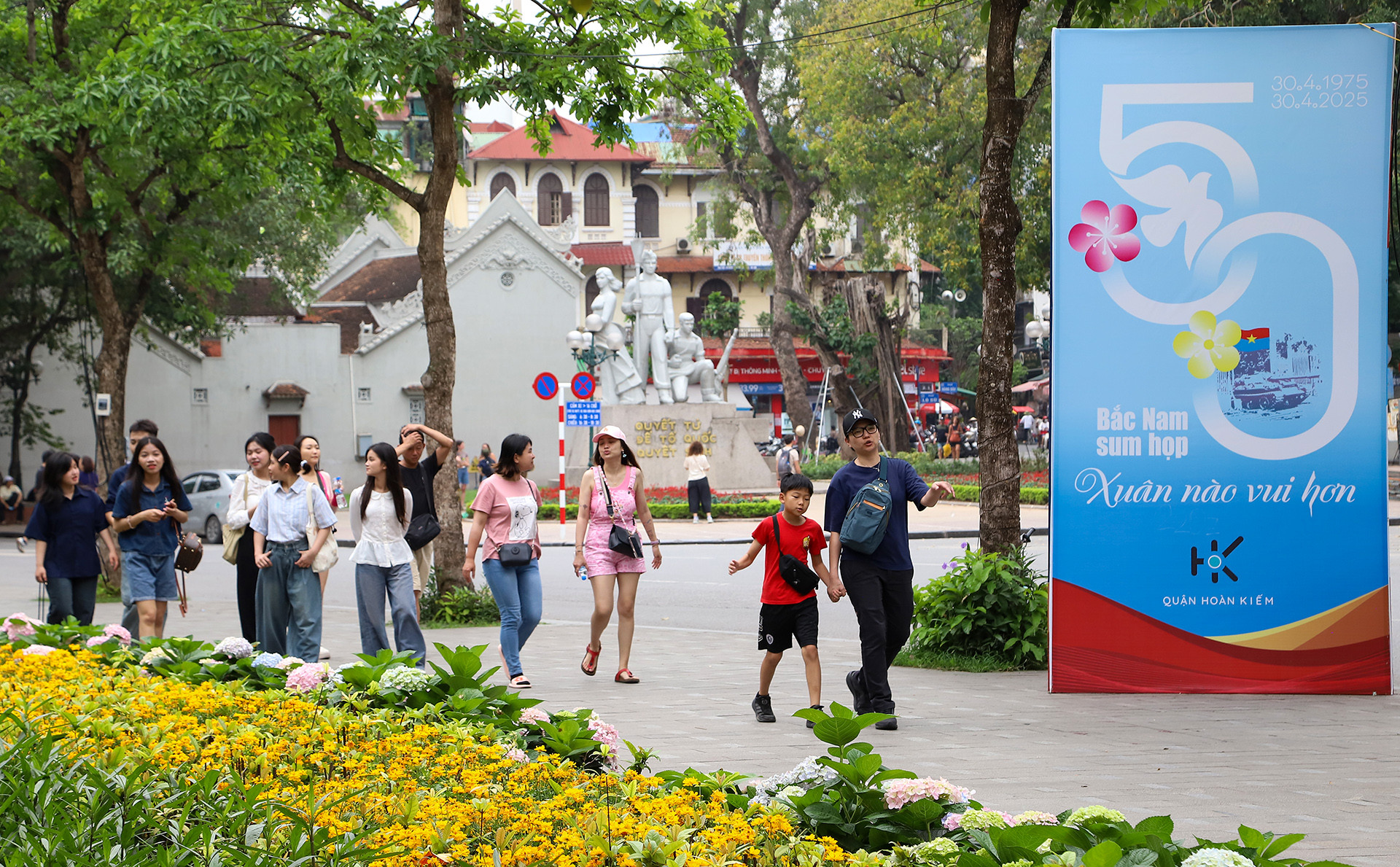 Với người dân cả nước, kỷ niệm 30/4 là dịp nhắc nhở về một thời hào hùng đã qua, khơi dậy niềm tự hào dân tộc. Với người dân cả nước, kỷ niệm 30/4 là dịp nhắc nhở về một thời hào hùng đã qua, khơi dậy niềm tự hào dân tộc.