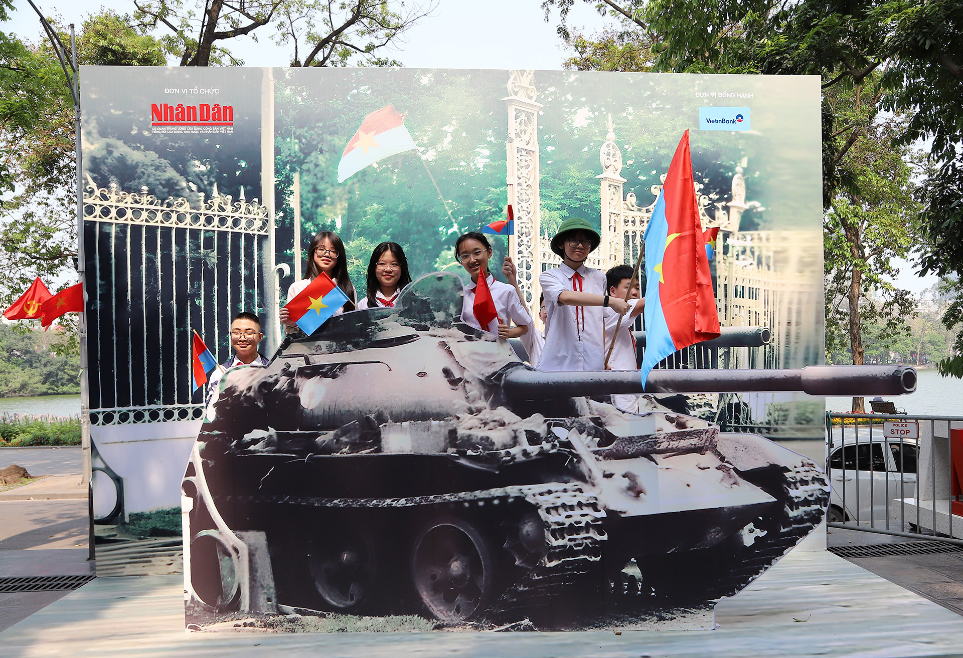 Các em học sinh hào hứng với mô hình tại triển lãm. Các em học sinh hào hứng với mô hình tại triển lãm.