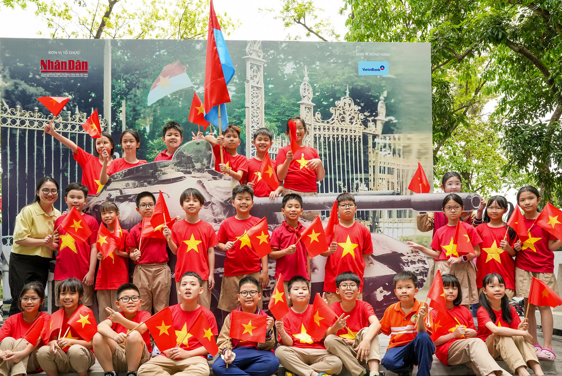 Cô, trò trường tiểu học Trần Quốc Toản hào hứng tại triển lãm. Cô, trò trường tiểu học Trần Quốc Toản hào hứng tại triển lãm.