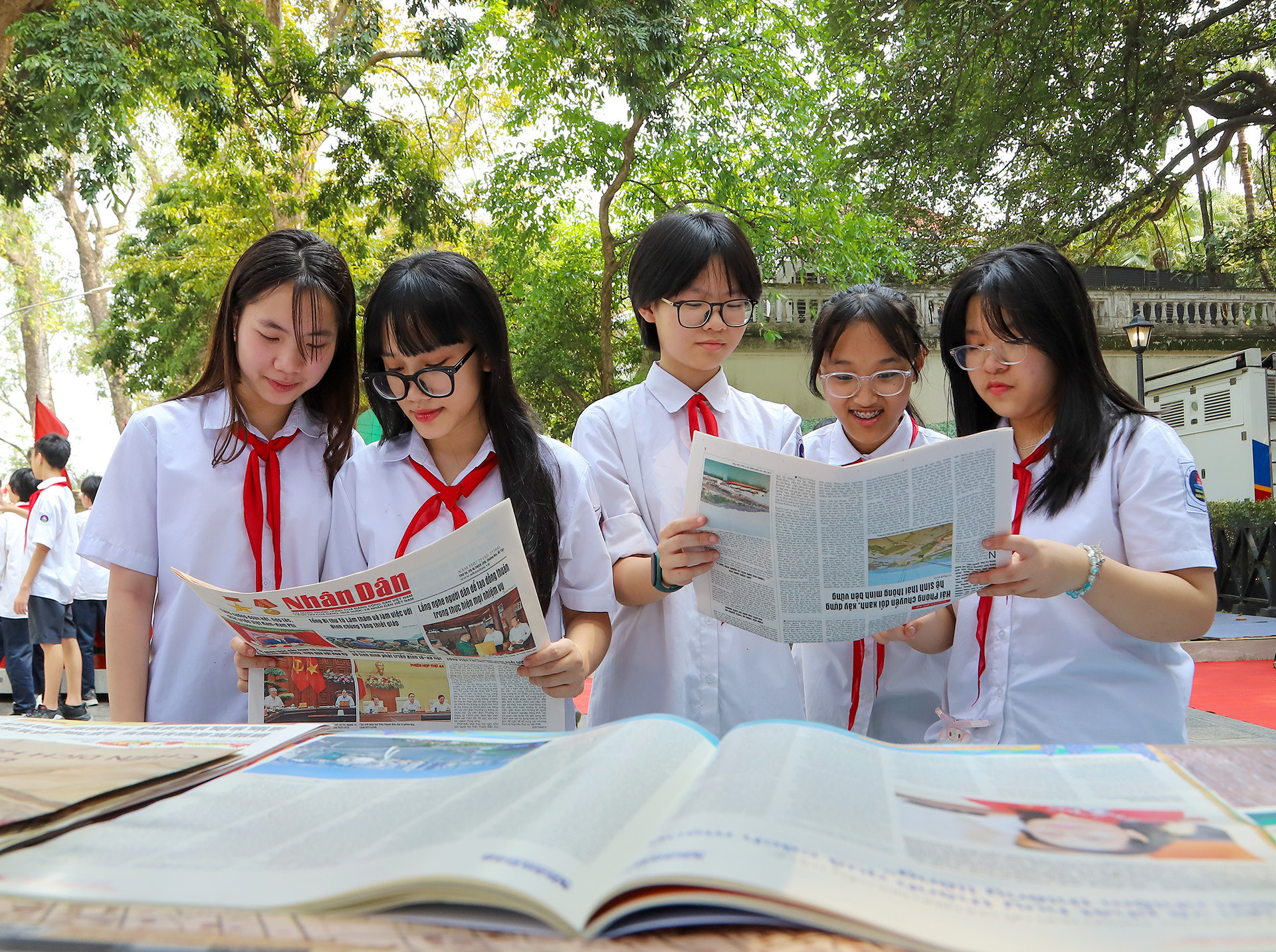 Những bài báo ghi lại lịch sử giải phóng miền nam được các em học sinh tìm đọc. Những bài báo ghi lại lịch sử giải phóng miền nam được các em học sinh tìm đọc.